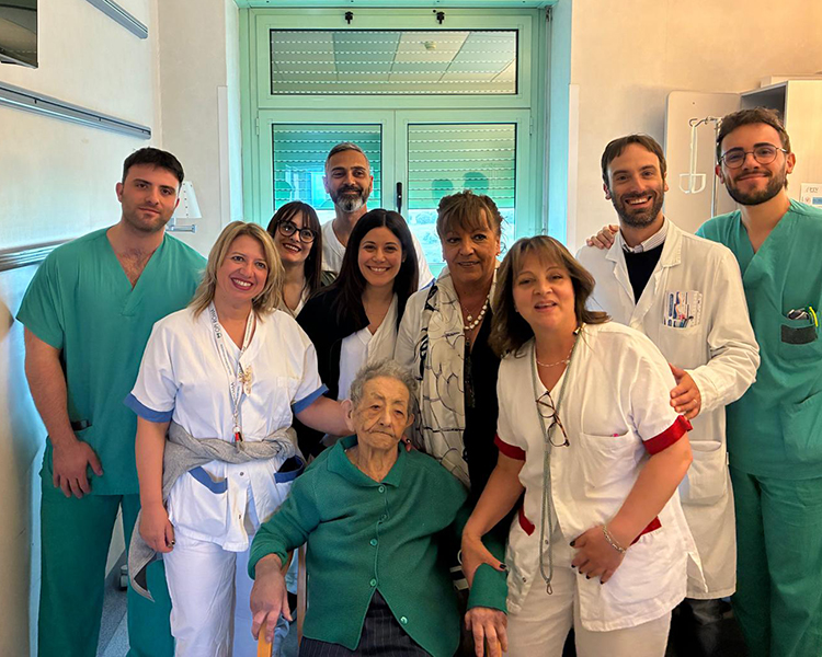 Al Policlinico Tor Vergata, operata con successo paziente di 102 anni, in piedi dopo 3 giorni