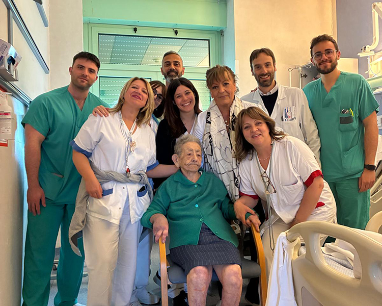 Al Policlinico Tor Vergata, operata con successo paziente di 102 anni, in piedi dopo 3 giorni